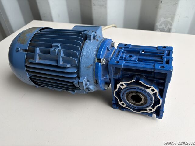 Motoreduktor Lenze GSN04-1NHAR silnik DERA071-32 0,37 kW 133 obr./min 22,6 Nm i=10 IP55 230/400 V Motoreduktor Lenze GSN04-1NHAR silnik DERA071-32 0,37 kW 133 obr./min 22,6 Nm i=10 IP55 230/400 V Motoreduktor Lenze GSN04-1NHAR silnik DERA071-32 0,37 kW 133 obr./min 22,6 Nm i=10 IP55 230/400 V