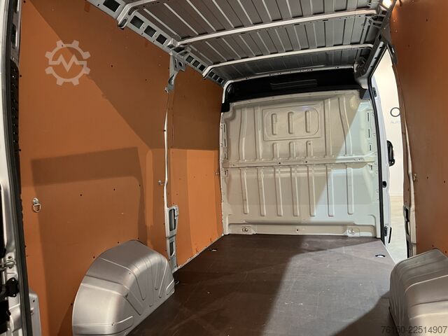 Slēgtais furgons Fiat Ducato 30 2.3 MultiJet L2H2 120 PK / Euro 6 / A...