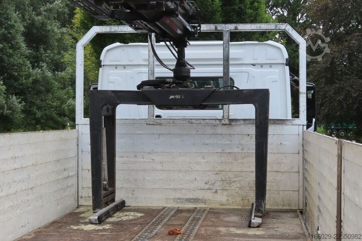 Camión de plataforma MERCEDES-BENZ Antos 1830 L , Kran MKG HLK 125