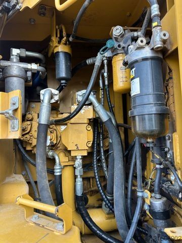 Excavatrice à chaînes CATERPILLAR 325 FL CR / Gummipads