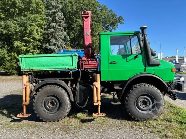 фургон з автокраном на шасі вантажівки Mercedes-Benz UNIMOG 1000