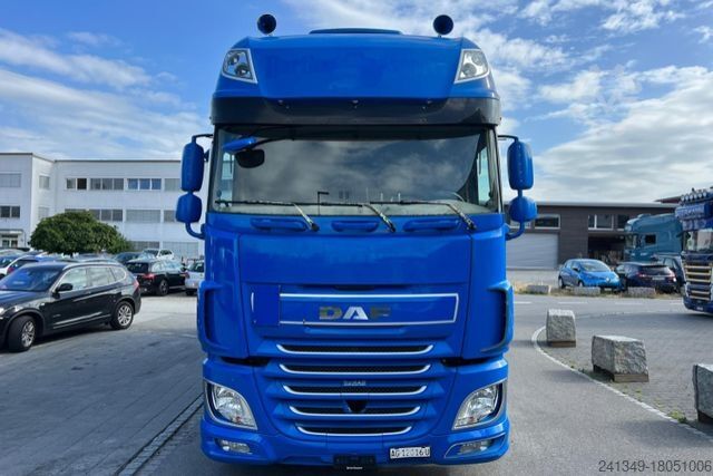 Kamion s ravnom platformom i ceradom DAF XF510 6x2