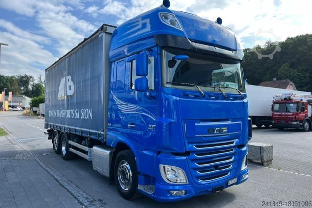 Kamion s ravnom platformom i ceradom DAF XF510 6x2