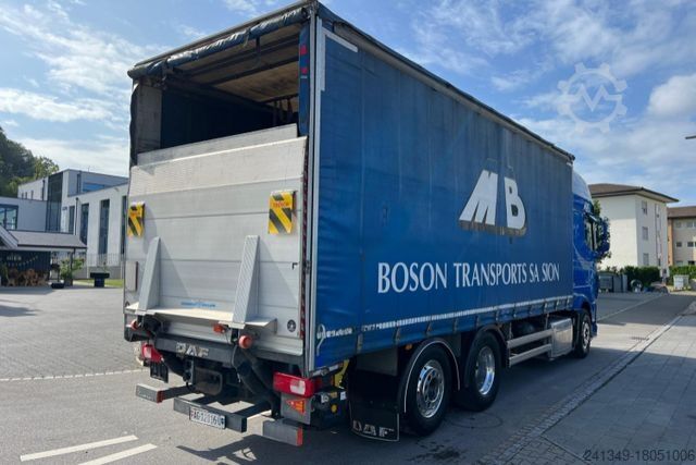 Kamion s ravnom platformom i ceradom DAF XF510 6x2