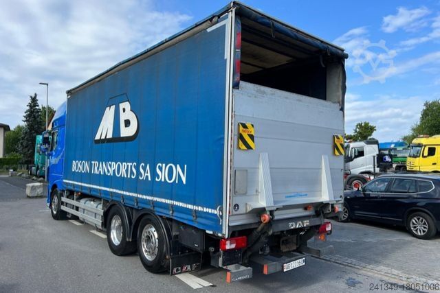 Kamion s ravnom platformom i ceradom DAF XF510 6x2