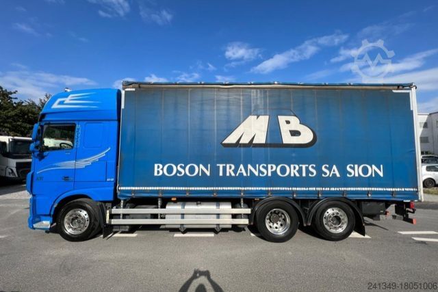 Kamion s ravnom platformom i ceradom DAF XF510 6x2