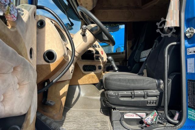 Kamion s ravnom platformom i ceradom DAF XF510 6x2