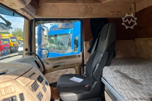 Kamion s ravnom platformom i ceradom DAF XF510 6x2