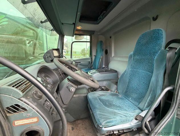 Camião de caixa fechada DAF CF 65.250 EURO 3 MANUAL GEARBOX LAMBOO ISOLATED