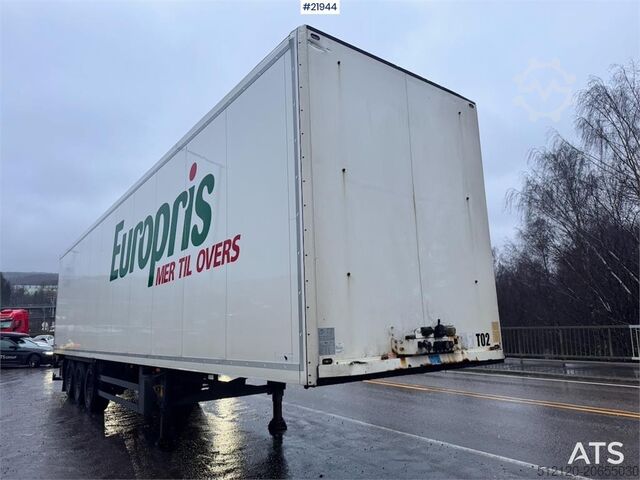 Semirreboque Schmitz com carroçaria e elemento de elevação. Schmitz Cabinet semi w/ Lifting element.