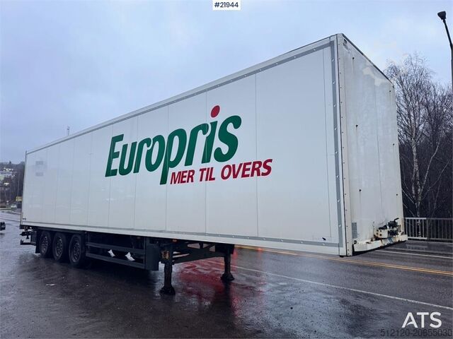 Semirreboque Schmitz com carroçaria e elemento de elevação. Schmitz Cabinet semi w/ Lifting element.