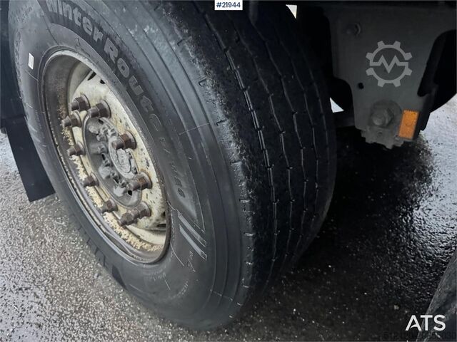 Semirreboque Schmitz com carroçaria e elemento de elevação. Schmitz Cabinet semi w/ Lifting element.