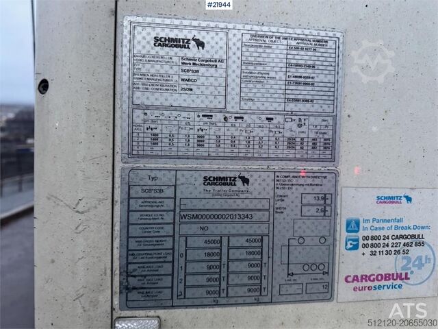Semirreboque Schmitz com carroçaria e elemento de elevação. Schmitz Cabinet semi w/ Lifting element.