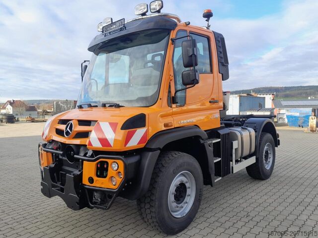 Drugi Mercedes-Benz Unimog U 430 mit Jotha Absetzer CombiCon 5018 U