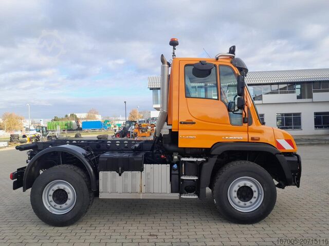 Drugi Mercedes-Benz Unimog U 430 mit Jotha Absetzer CombiCon 5018 U