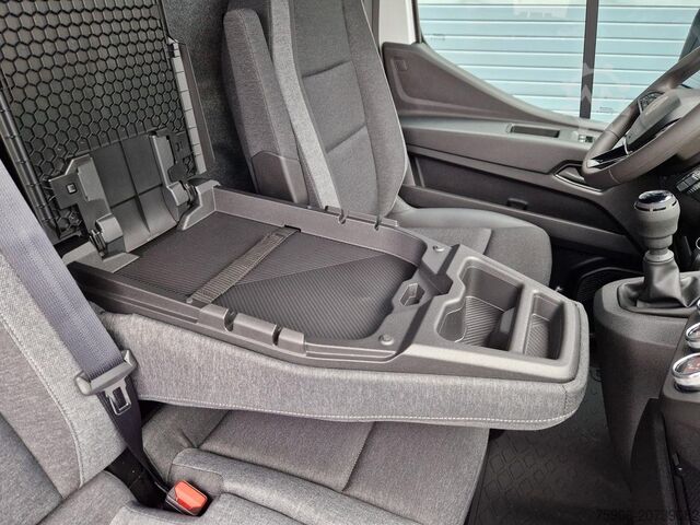 รถตู้ Renault Master