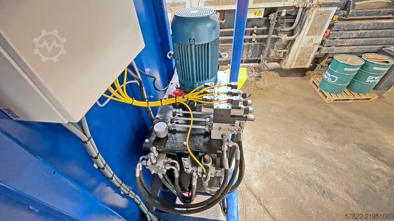 Feed hopper with hydraulic moving floor and bag opener for recyclables BRT Hartner GmbH HP5-3035