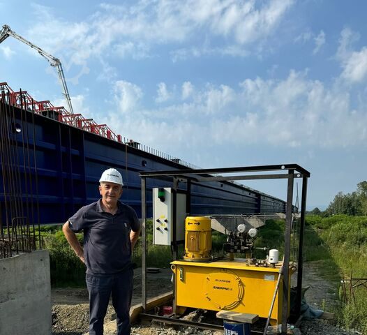 Peralatan hidrolik dengan batang baja Enerpac Complete bridge pushing equipment