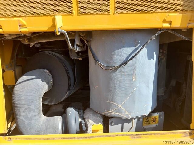 整平机 Komatsu D155-6R (4 pieces available in Abu Dhabi)