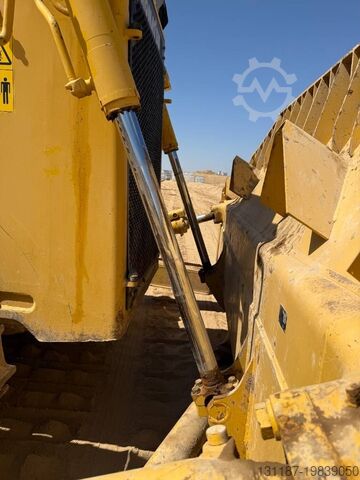 整平机 Komatsu D155A-6R (4 pieces available in Abu Dhabi)