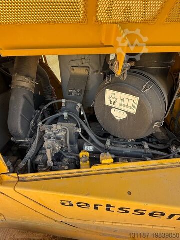 整平机 Komatsu D155A-6R (4 pieces available in Abu Dhabi)