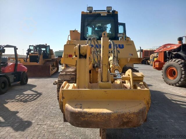 整平机 Komatsu D155A-6R (4 pieces available in Abu Dhabi)