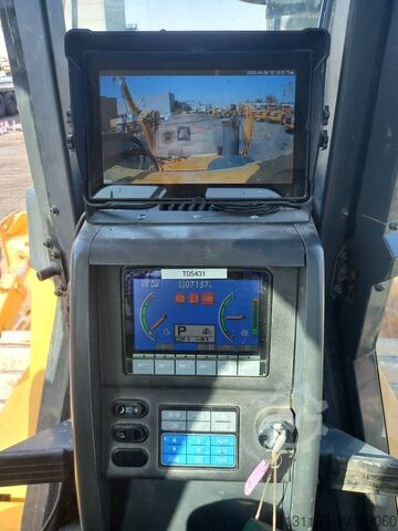整平机 Komatsu D155A-6R (4pieces available in Abu Dhabi)