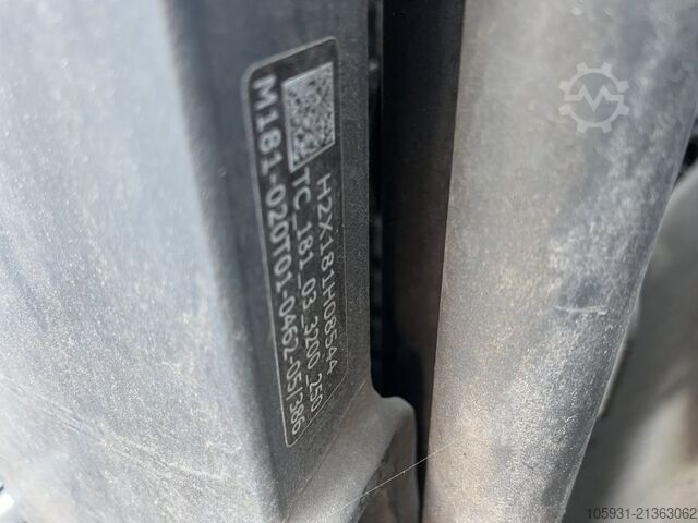 Elektryczny wózek widłowy 3 kołowy Linde E18-02