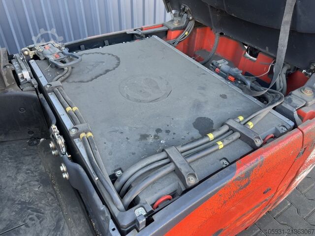 Elektryczny wózek widłowy 3 kołowy Linde E18-02