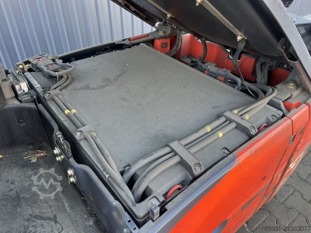 Elektryczny wózek widłowy 3 kołowy Linde E18-02