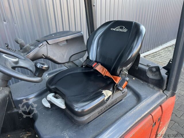 Elektryczny wózek widłowy 3 kołowy Linde E18-02