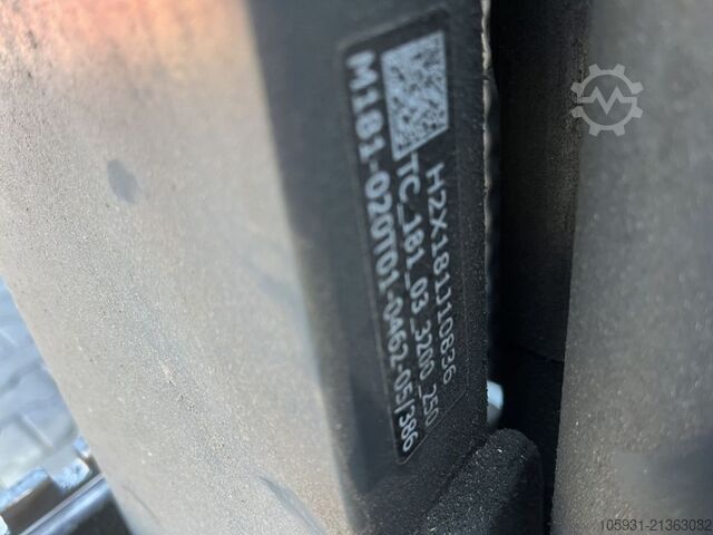 Elektryczny wózek widłowy 4-kołowy Linde E16P-02