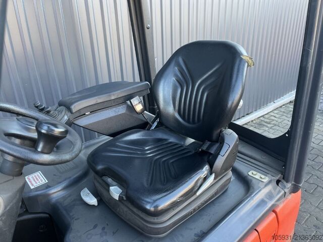 Elektryczny wózek widłowy 3 kołowy Linde E16C-01