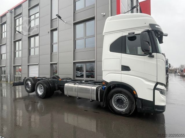 Truck chassis IVECO S-WAY 490 Fahrgestell Baustoffpritsche Sofort