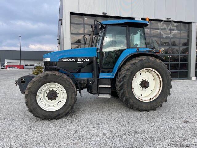 Traktor New Holland 8770