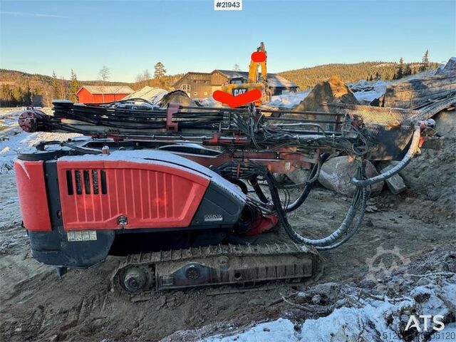Máquina de perfuração de terras Sandvik Dino DC400RI drilling rig. Overhauled engine and h