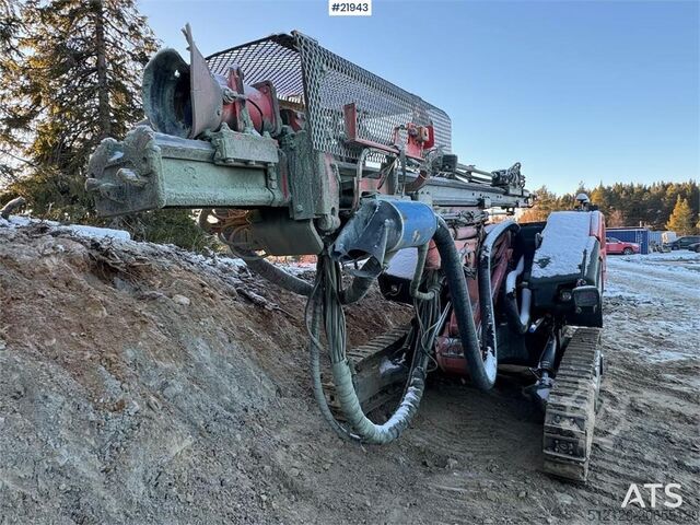 Máquina de perfuração de terras Sandvik Dino DC400RI drilling rig. Overhauled engine and h