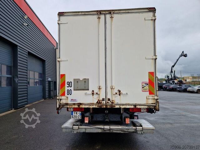 Truk kotak Renault Premium