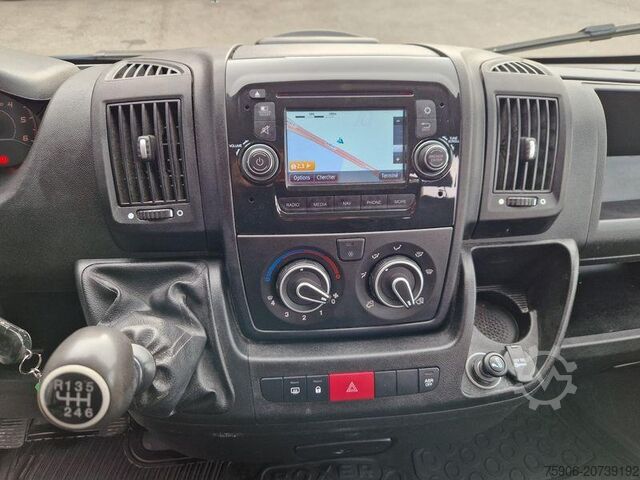 รถตู้ Peugeot Boxer