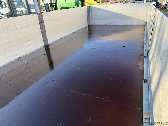 Kraan yang dipasang pada lori Mercedes-Benz Atego 1524 Palfinger 12002 bis 19 Meter