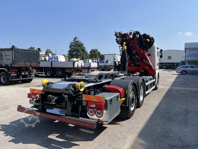 क्रेन के साथ स्कार्रबिल ट्रक SCANIA G490