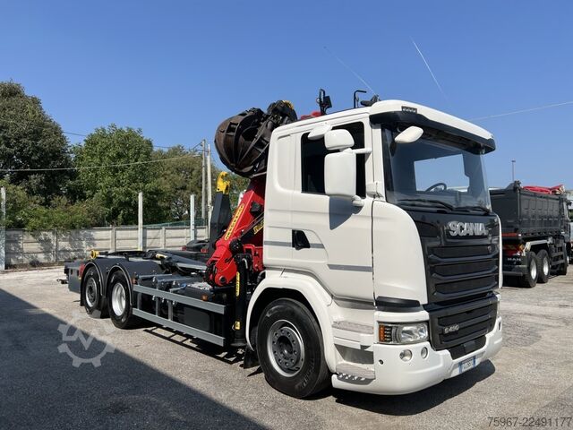 क्रेन के साथ स्कार्रबिल ट्रक SCANIA G490