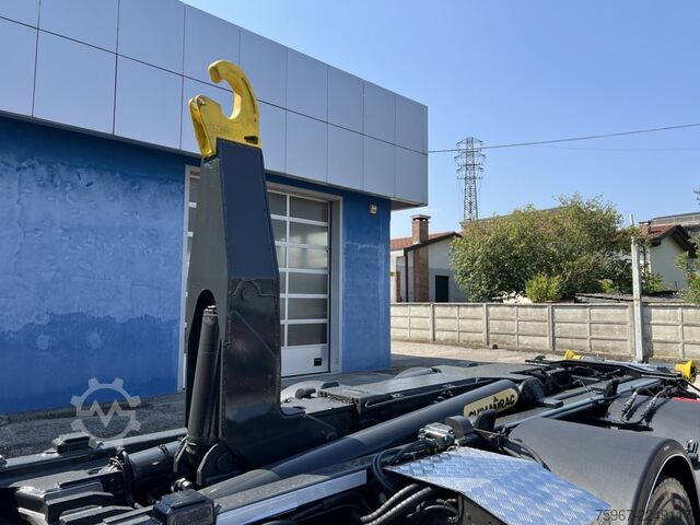 क्रेन के साथ स्कार्रबिल ट्रक SCANIA G490