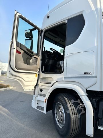 Platós teherautó SCANIA R 560 6x2-4/BAUSTOFFFAHRZEUG/KRAN FASSI F255RA