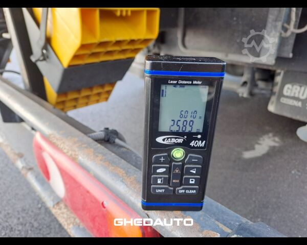 Tractor estándar IVECO EUROCARGO 180E28 CON GRU PM E CASSONE FISSO
