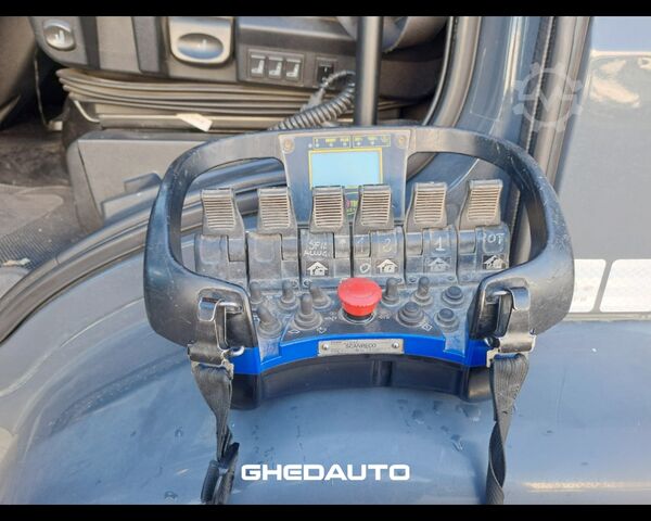 Tractor estándar IVECO EUROCARGO 180E28 CON GRU PM E CASSONE FISSO