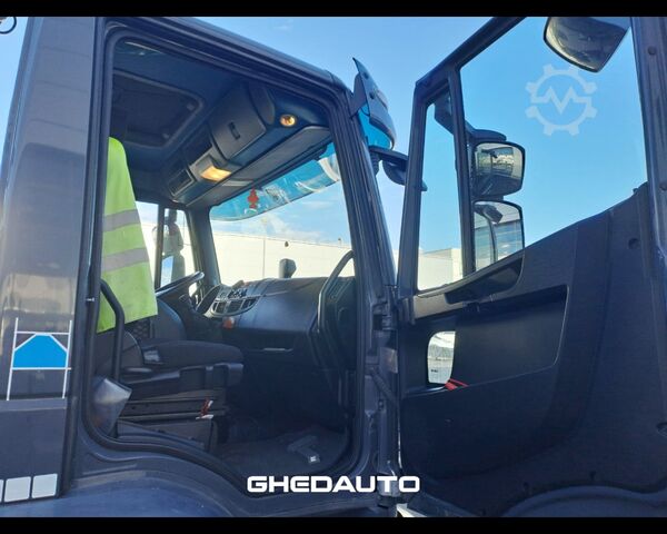 Standard trekkvogn IVECO EUROCARGO 180E28 CON GRU PM E CASSONE FISSO
