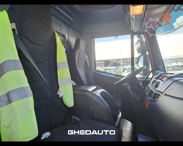Standard trekkvogn IVECO EUROCARGO 180E28 CON GRU PM E CASSONE FISSO