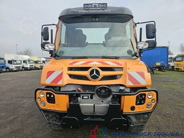 Specializētais kravas auto Unimog U423 Front Zapfwelle + Arbeitsplatte + EasyDrive