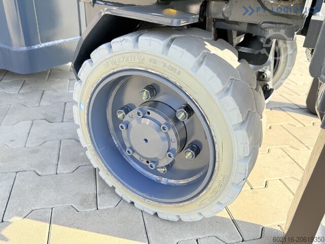 Узкопроходной вилочный погрузчик Combilift AISLE MASTER TRIPLEX 8500 FREE LIFT TOP1